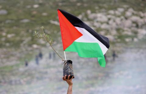 نابلس - مواجهات بين الشبان وجنود الإحتلال الإسرائيلي بعد قمع الاحتلال لمسيرة سلمية في الذكرى ال41 ليوم الارض في قرية مادما.  تصوير: ايمن نوباني