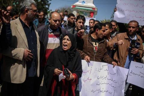 اعتصام موظفي السلطة الفلسطينية بغزة احتجاجا على الخصومات المفاجئة برواتبهم