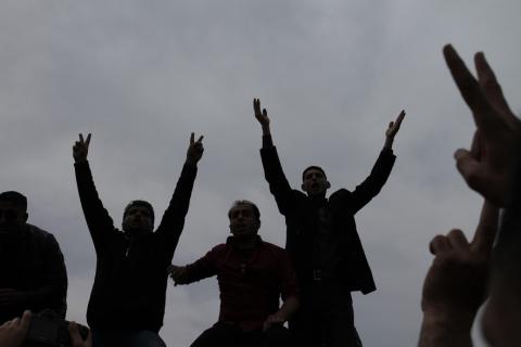 موظفو السلطة بغزة يعتصمون إحتجاجاً على الخصومات على راواتبهم