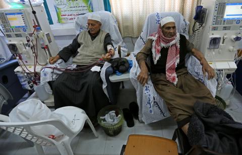 انقطاع الكهرباء يهدد مرضى الكلى بغزة .