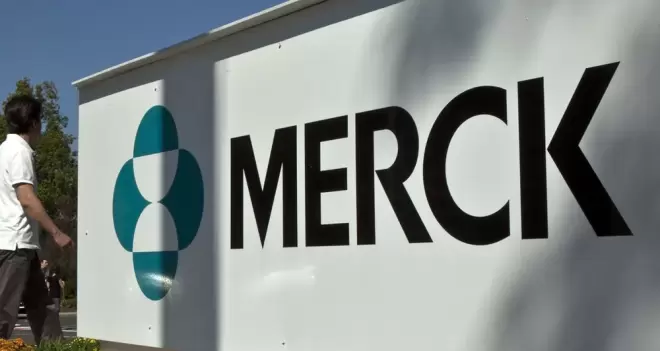 يمشي موظفو شركة الأدوية Merck أمام لافتة خارج مبنى الشركة في نيو جيرسي.