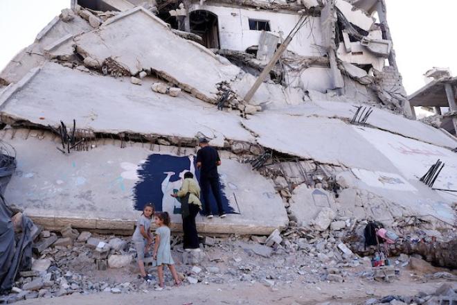فنانون يرسمون جدارية لماكليمور في غزة، 17 سبتمبر 2026. تصوير: عبد الله أبو الخير – صورة أرشيفية وليست من حفل دبلن.