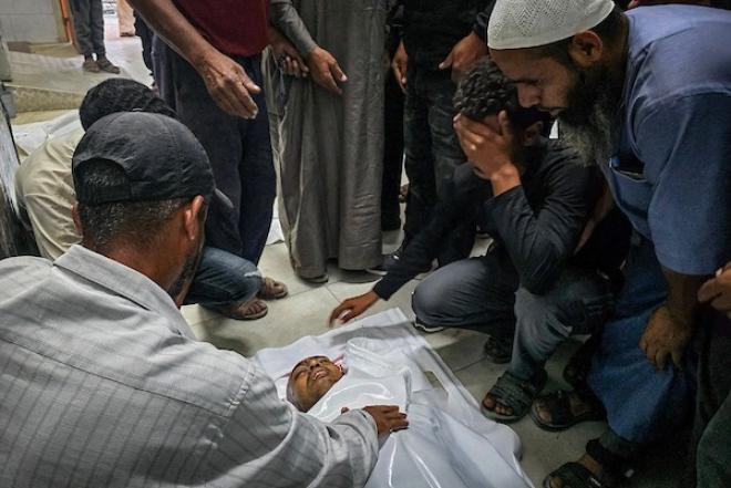 ينقل مسعفون فلسطينيون جثامين شهداء وجرحى في غارة جوية إسرائيلية إلى مجمع ناصر الطبي في خان يونس، جنوب قطاع غزة، في 28 أكتوبر/تشرين الأول 2026. صورة: طارق محمد