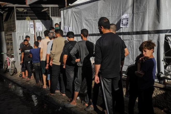 فلسطينيون ينتظرون الحصول على الخبز أمام مخبز في حي الدرج بمدينة غزة، وسط تحذيرات من توقف المخابز المتبقية بسبب نفاد الطحين، 22 أكتوبر 2026. (تصوير: محمد صالحة)