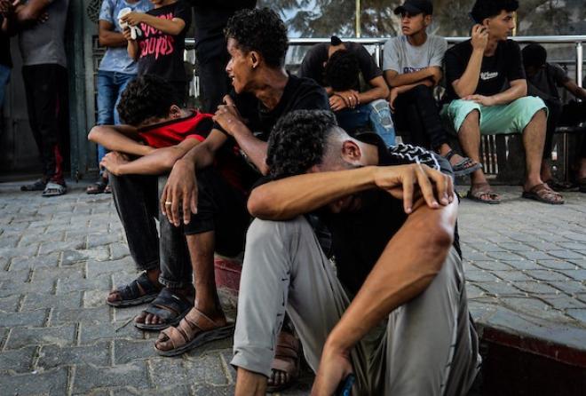 مشيعون يشاركون في جنازة فلسطينيين قُتلوا في غارة جوية إسرائيلية بطائرة مسيرة  بمستشفى الشفاء في مدينة غزة، في 25 أكتوبر/تشرين الأول 2026. (صورة: محمد صالحة)