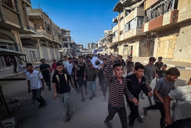 فلسطينيون يشيّعون جثمان الشاب محمد عليان البيوك، الذي استشهد إثر قصف إسرائيلي استهدف سطح مدرسة تؤوي نازحين في خان يونس جنوب قطاع غزة، 28 أكتوبر/تشرين الأول 2026. (تصوير: طارق محمد)