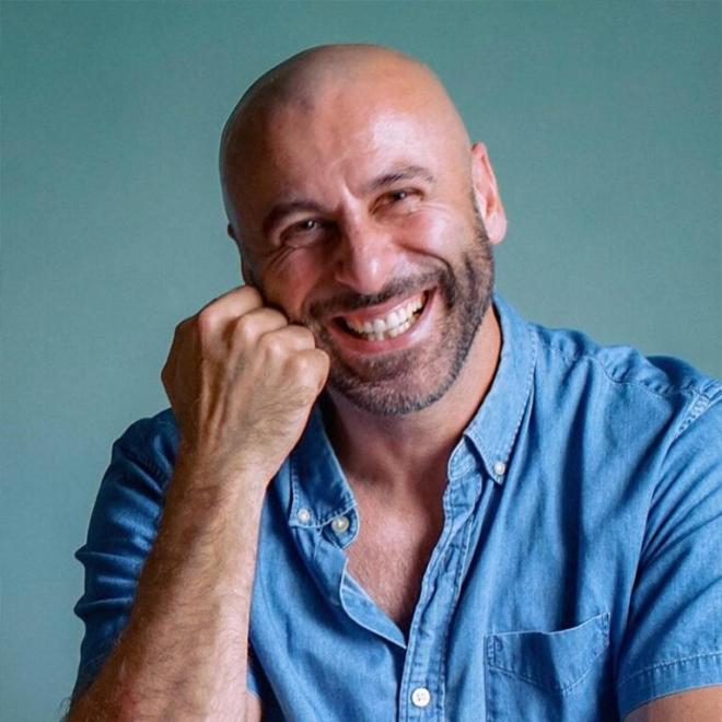 المصمم رامي قشوع — صورة تعريفية منشورة على موقع الاتحاد الأميركي لرام الله–فلسطين