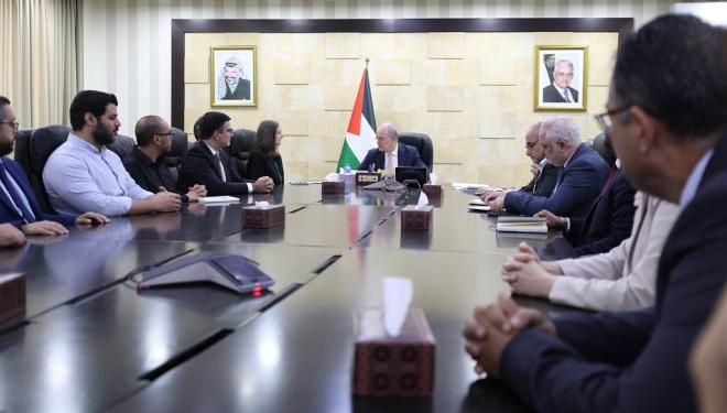 رئيس الوزراء يتابع مع المديرة الإقليمية للبنك الدولي وشركات تكنولوجية فلسطينية فرص تعزيز الاستثمار والنمو وتوفير فرص العمل
