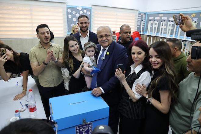 ٢٧ أكتوبر ٢٠٢٦، إسرائيل، الطيبة: المرشح الفلسطيني أحمد الطيبي، من القائمة المشتركة، يدلي بصوته مع عائلته خلال الانتخابات التشريعية الإسرائيلية في بلدة الطيبة العربية شمال إسرائيل. Credit Image: © Gil Cohen-Magen/dpa via ZUMA Press\ APA images
