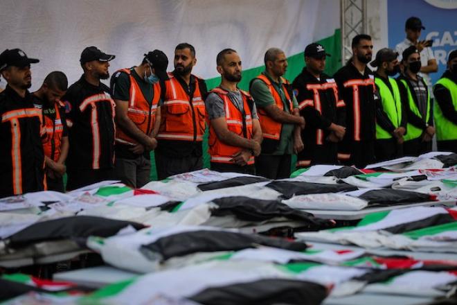 غزة – 18 أكتوبر/تشرين الأول 2026: فلسطينيون يشيّعون جثامين ورفات 75 شهيدًا انتشلتها طواقم الدفاع المدني من تحت أنقاض مبانٍ دمرها القصف الإسرائيلي في حي الدرج بمدينة غزة.تصوير: محمد صالحة