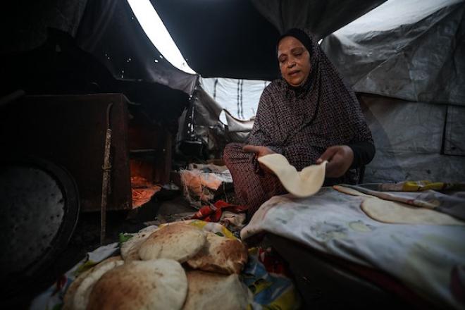 فلسطينيون نازحون يواصلون حياتهم اليومية داخل خيام مؤقتة في مخيم النصيرات وسط قطاع غزة، وسط مخاوف من الأمطار والبرد مع اقتراب الشتاء. 26 أكتوبر 2026.  (تصوير: حسن الجدي)