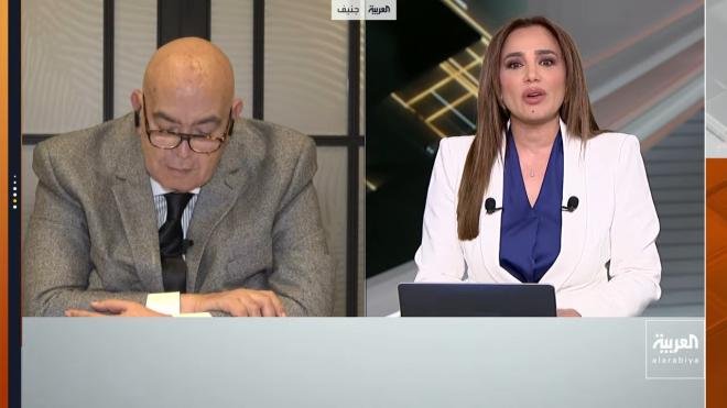 لقطة شاشة .. عماد الدين أديب في مقابلة خاصة مع برنامج خارج الضندوق عبر قناة العربية