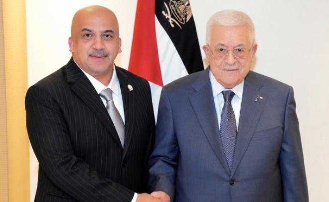 الرئيس محمود عباس والسفير الكويتي لدى قبرص عبدالله التركي — الصورة المرفقة بتقرير الأنباء نقلاً عن كونا