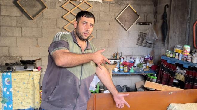 يوسف الشيخ داخل منزله في مخيم جباليا للاجئين شمال قطاع غزة..jpg