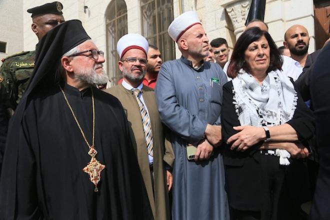 فلسطينيون يشاركون في وقفة تضامنية مع الأردن أمام كنيسة البشارة في نابلس، تنديدًا بالاعتداء على مشيّعين في الكرك، 25 أكتوبر 2026. (تصوير: محمد ناصر)
