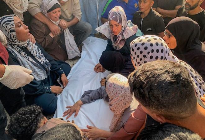 مشيعون يحملون جثماني فلسطينيين استشهدا في غارة جوية إسرائيلية استهدفت مركبة في حي تل الهوى، خلال موكب جنازة في مدينة غزة، في 22 أكتوبر/تشرين الأول 2026. تصوير: أحمد الشوا
