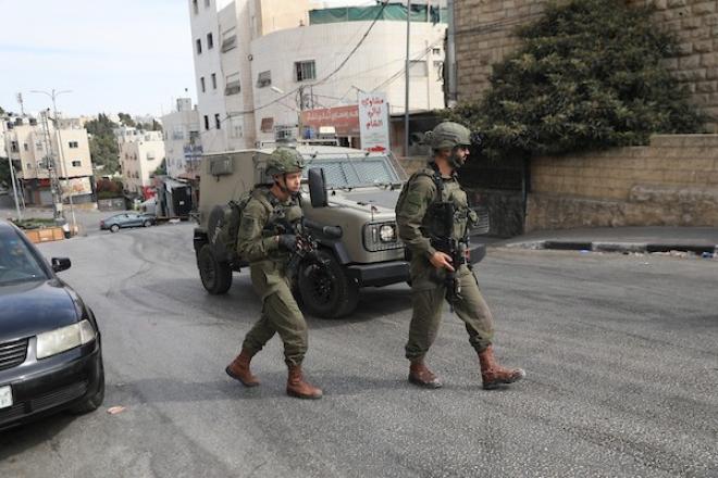 جنود وآليات عسكرية تابعة لقوات الاحتلال ينتشرون في شوارع الخليل، بالتزامن مع استمرار العدوان لليوم الرابع، 26 تشرين الأول/أكتوبر 2026. (تصوير: مأمون وزواز)