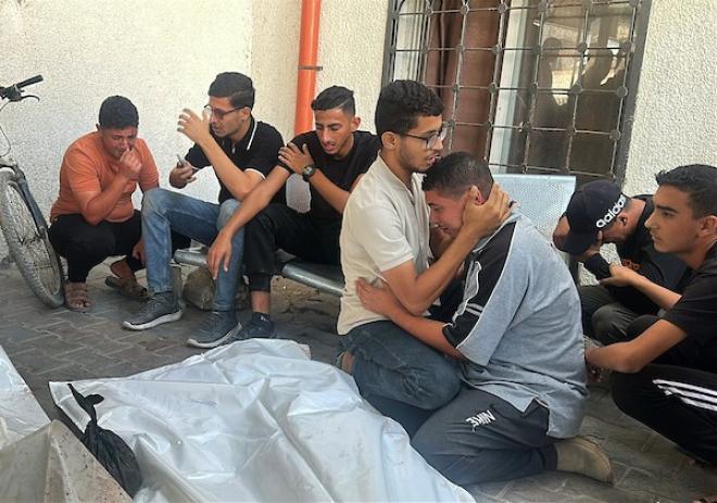 مشيعون يحيطون بجثماني شهيدين فلسطينيين في مستشفى الشفاء بمدينة غزة، عقب غارة إسرائيلية استهدفت حي النصر، 23 أكتوبر 2026. (تصوير: هادي داود)