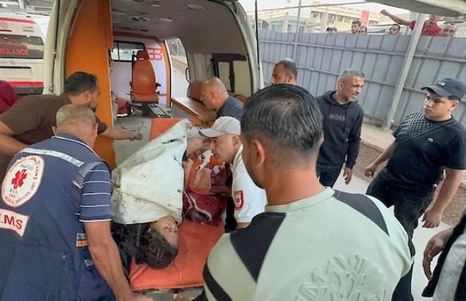 وصل جرحى فلسطينيون، معظمهم من الأطفال، إلى مجمع ناصر الطبي عقب غارة جوية إسرائيلية بطائرة مسيرة استهدفت تجمعاً للفلسطينيين في منطقة المواصي بخان يونس، جنوب قطاع غزة، في 30 أكتوبر/تشرين الأول 2026. (صورة: طارق محمد)