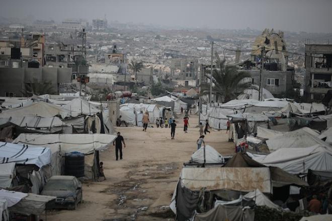 فلسطينيون نازحون يواصلون حياتهم اليومية داخل خيام مؤقتة في مخيم النصيرات وسط قطاع غزة، وسط مخاوف من الأمطار والبرد مع اقتراب الشتاء. 26 أكتوبر 2026.  (تصوير: حسن الجدي)