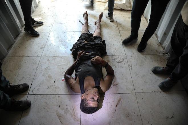 فلسطينيون ينقلون جثمان رجل إلى مستشفى العودة بمخيم النصيرات وسط قطاع غزة، بعد مقتله في غارة إسرائيلية استهدفت مركبة «توك توك» قرب جسر وادي غزة شمال المخيم، 20 أكتوبر/تشرين الأول 2026.تصوير: حسن الجدي