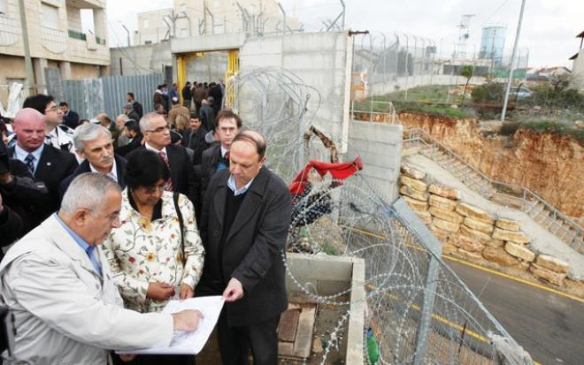 مسؤولة أممية تزور منزلاً فلسطينياً في قلب مستوطنةمسؤولة أممية تزور منزلاً فلسطينياً في قلب مستوطنة.jpg