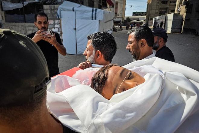 حضر المشيعون جنازة الطفل الفلسطيني يامن صقر، البالغ من العمر ثماني سنوات، والذي استشهد في غارة جوية إسرائيلية، في مجمع ناصر الطبي بخان يونس، جنوب قطاع غزة، في 31 أكتوبر/تشرين الأول 2026. (صورة: طارق محمد)