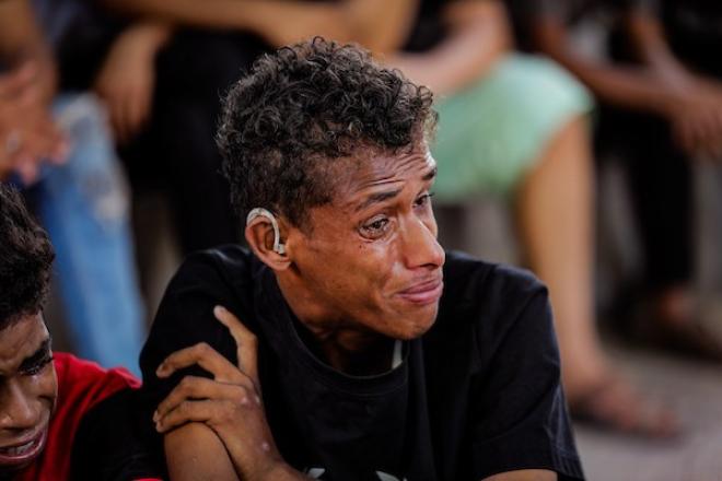 مشيعون يشاركون في جنازة فلسطينيين قُتلوا في غارة جوية إسرائيلية بطائرة مسيرة  بمستشفى الشفاء في مدينة غزة، في 25 أكتوبر/تشرين الأول 2026. (صورة: محمد صالحة)