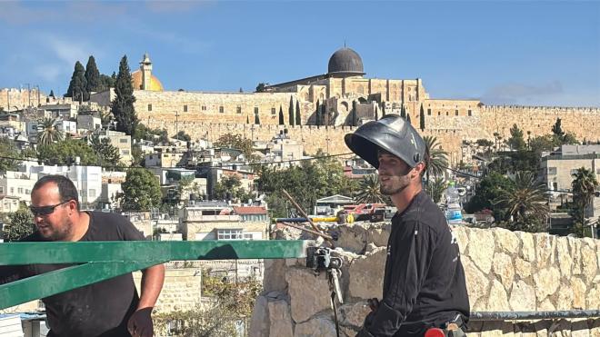 بوابة حديدية تعزل نحو 700 مقدسي في وادي الربابة ...jpg