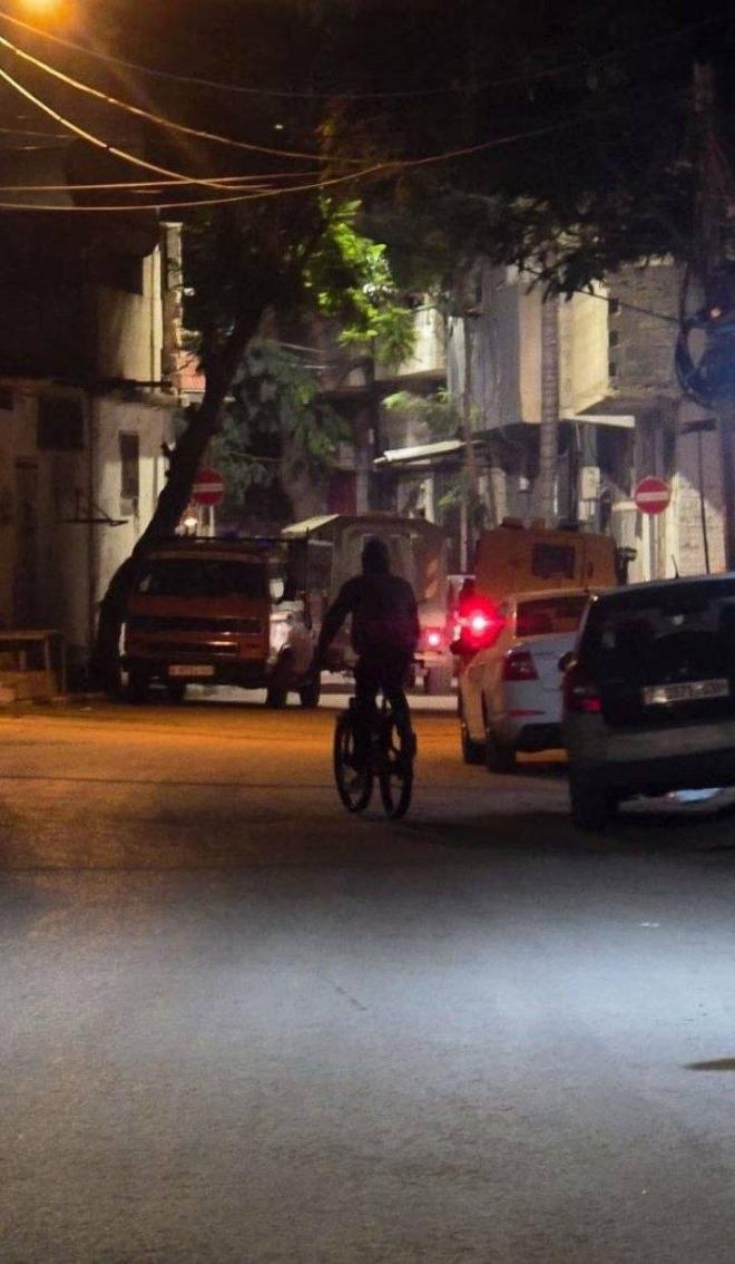 قوات الاحتلال تداهم أحد المنازل خلال اقتحام حي   جعيدي  في مدينة قلقيلية.jpg