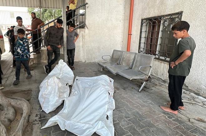 تجمع المشيعون حول جثماني رجلين فلسطينيين في مستشفى الشفاء بمدينة غزة، في 23 أكتوبر/تشرين الأول 2026. صورة: هادي داود