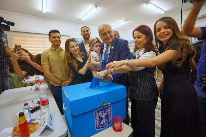 ٢٧ أكتوبر ٢٠٢٦،، الطيبة: أدلى المرشح الفلسطيني أحمد الطيبي، من القائمة المشتركة، بصوته برفقة عائلته خلال الانتخابات الإسرائيلية لعام ٢٠٢٦ في بلدة الطيبة العربية. (حقوق الصورة: © جمال عوض/وكالة الأنباء الألمانية عبر زوما برس)