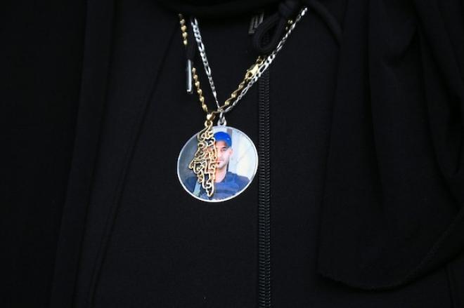 عائلات أسرى فلسطينيين ترفع صور أبنائها خلال وقفة في نابلس للمطالبة بالإفراج عنهم، وسط تحذيرات من تصاعد الانتهاكات بحق الأسرى والأسيرات في سجون الاحتلال. (تصوير: محمد ناصر)