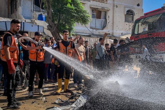 فلسطينيون يتجمعون في موقع استهداف مركبة جنوب غربي مدينة غزة، الخميس 22 أكتوبر 2026.تصوير: أحمد الشوا