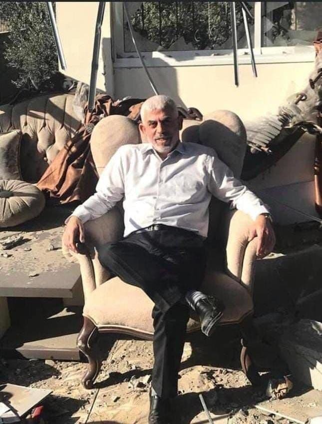 يحيى السنوار على أنقاض مكتبه الذي دمره الاحتلال الإسرائيلي في عدوانه الأخير