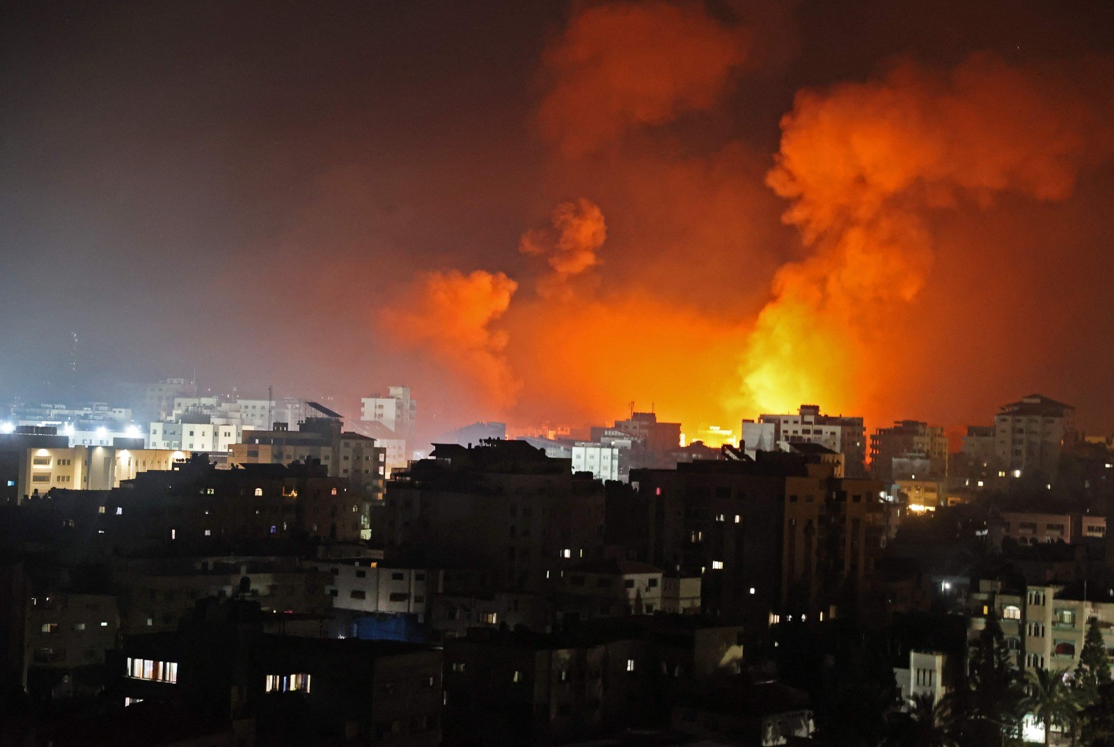 الغارات العنيفة على غزة  1
