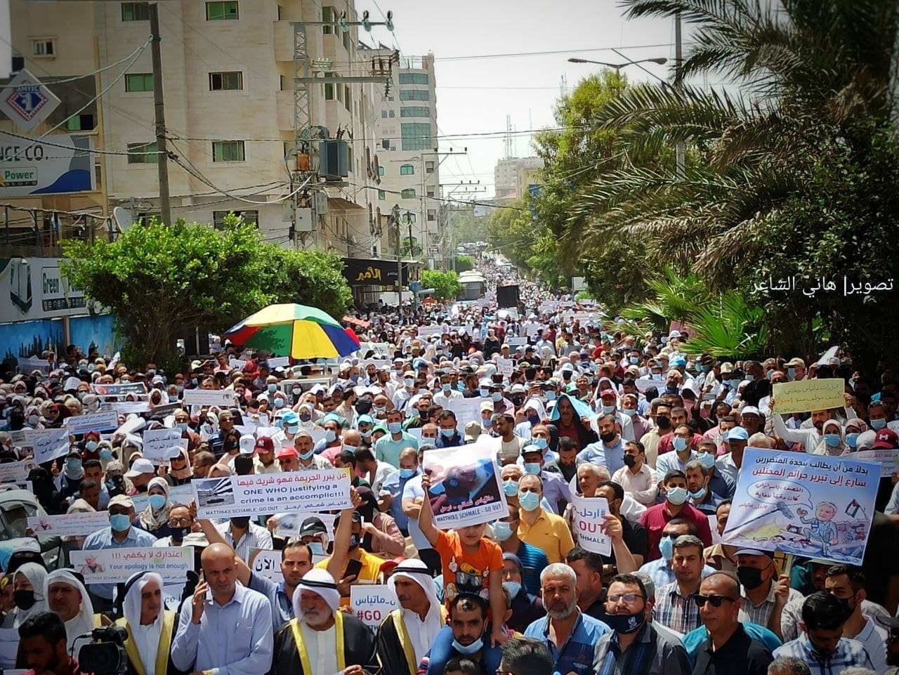 لآلاف يخرجون في غزة للمطالبة بإقالة مدير عمليات الوكالة ماتياس شمالي