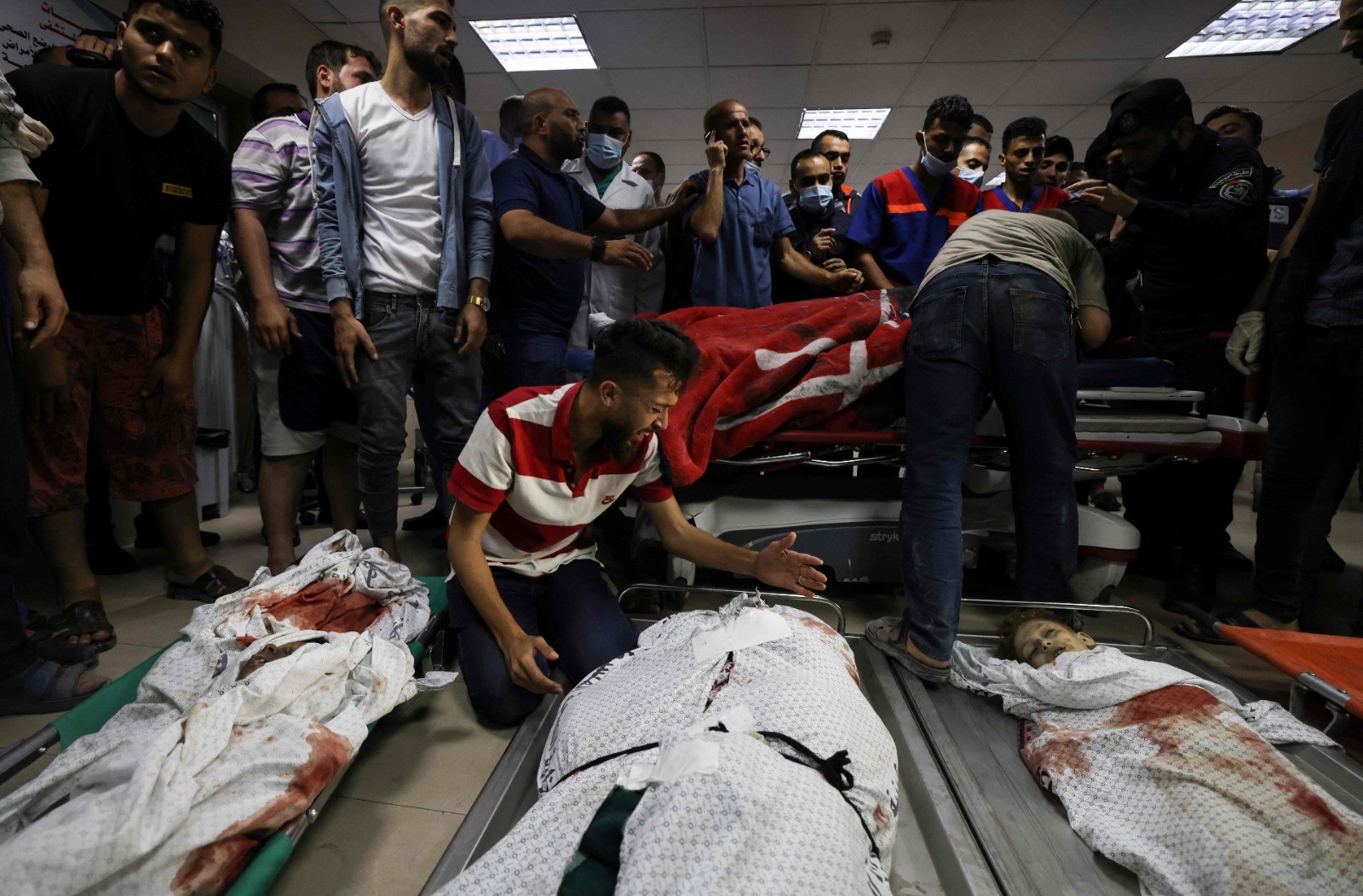 مجزرة مخيم الشاطئ والناجي الوحيد منها والتي أدت لاستشهاد 8 مواطنين هم من الأطفال والنساء  (الفرنسية) 111