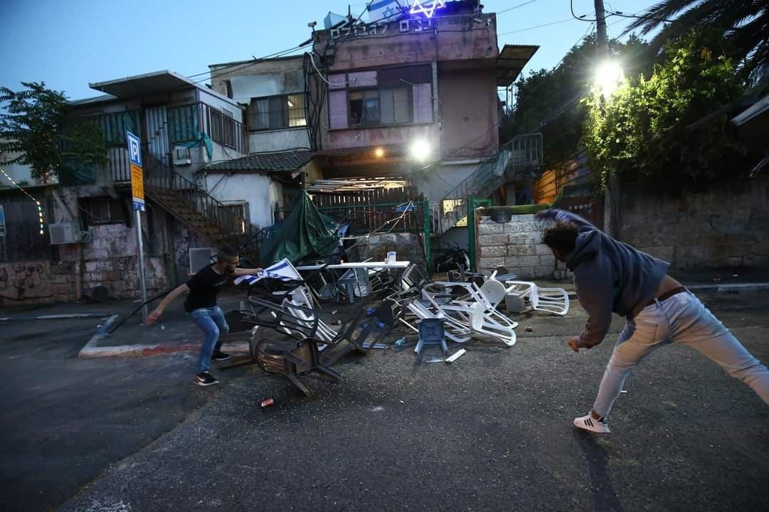 الأناضول  فلسطينيون يتصدون للمستوطنين الذين اعتدوا عليهم لحظة الإفطار بغاز الفلفل الحار في حي الشيخ جراح في القدس المحتلة