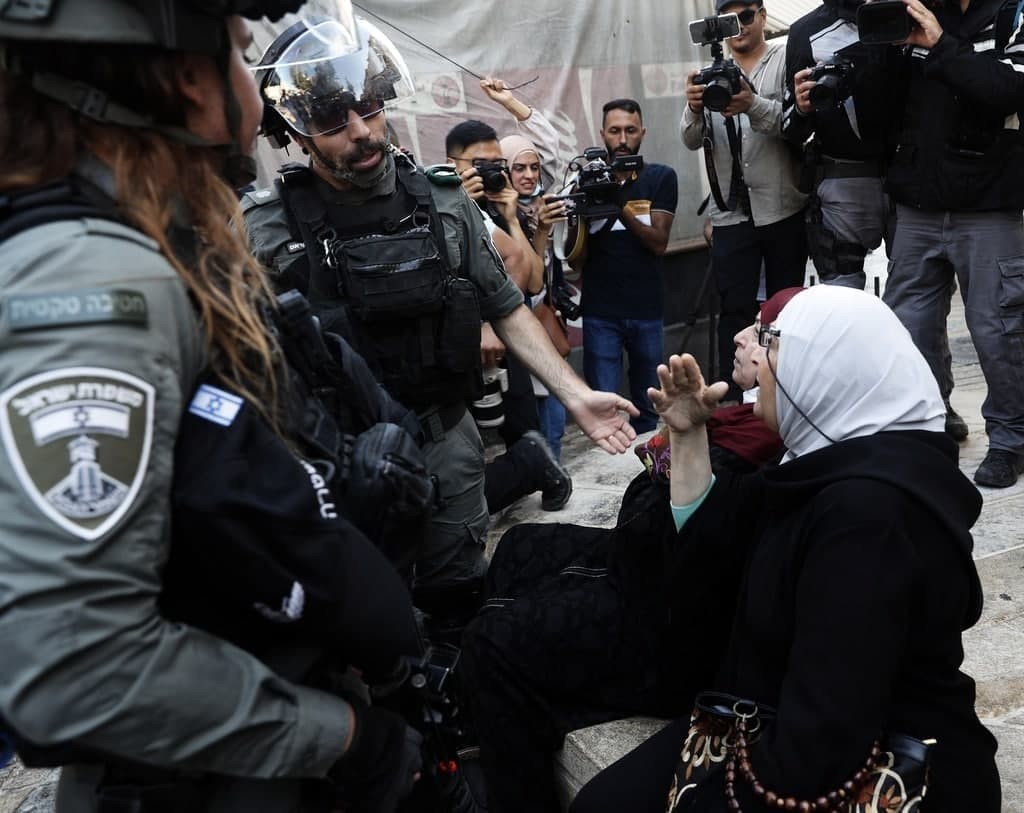 قوات الاحتلال تعتدي على المواطنين في القدس  قبيل وصول مسيرة الأعلام