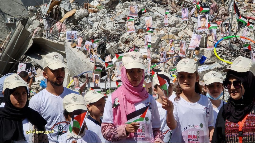 معرض صور لشهداء غزة من الأطفال والنساء من على ركام البنايات السكنية التي دمرها الاحتلال على رؤوس ساكنيها 99