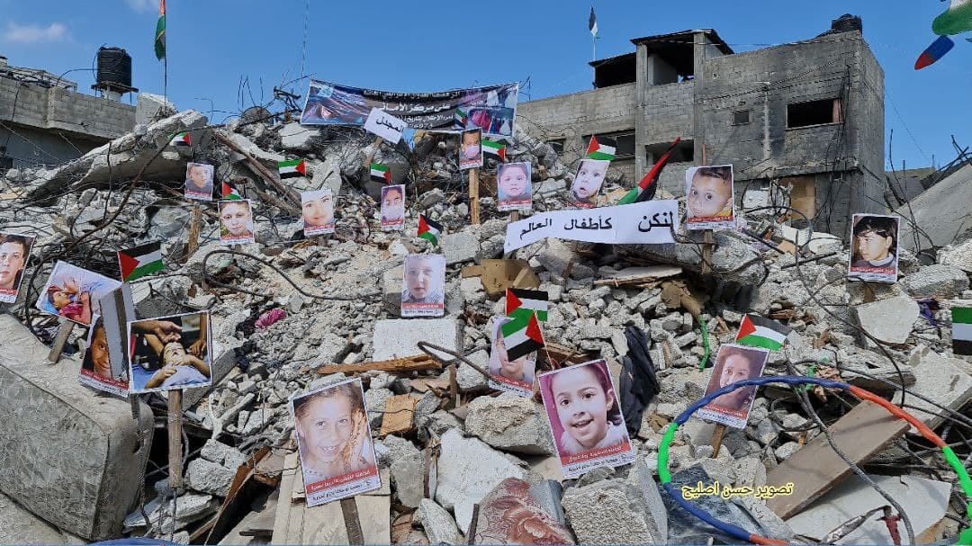 معرض صور لشهداء غزة من الأطفال والنساء من على ركام البنايات السكنية التي دمرها الاحتلال على رؤوس ساكنيها 1