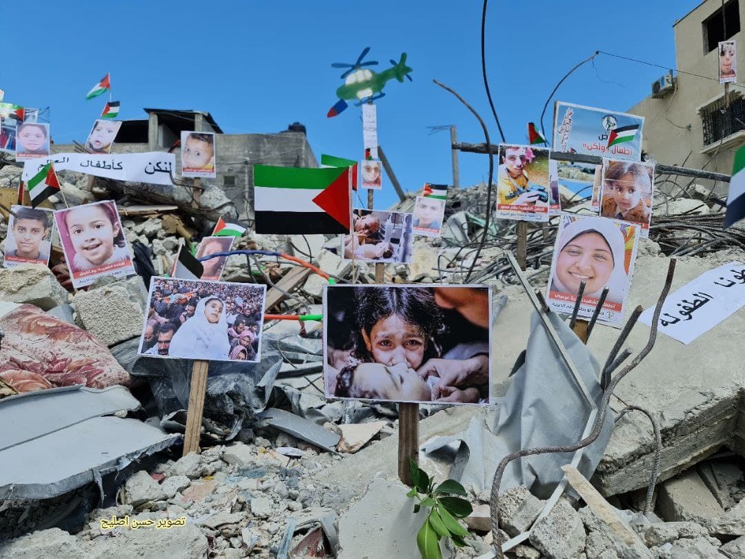 معرض صور لشهداء غزة من الأطفال والنساء من على ركام البنايات السكنية التي دمرها الاحتلال على رؤوس ساكنيها 7