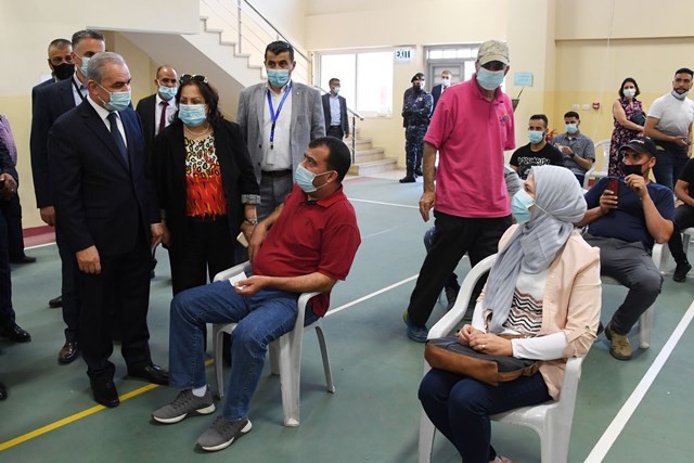 جولة في مركزي التطعيم والفحص الخاصين بكورونا في رام الله