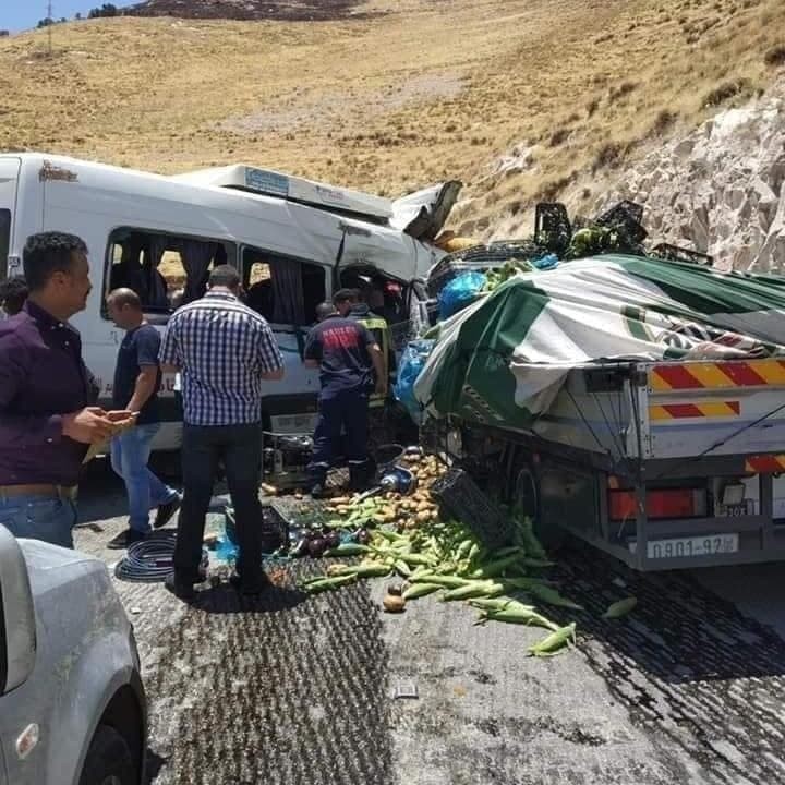 ادث سير مروع على طريق الباذان 11
