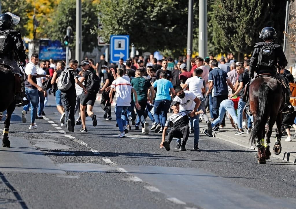 قوات الاحتلال تعتدي على المواطنين في القدس  قبيل وصول مسيرة الأعلام 3
