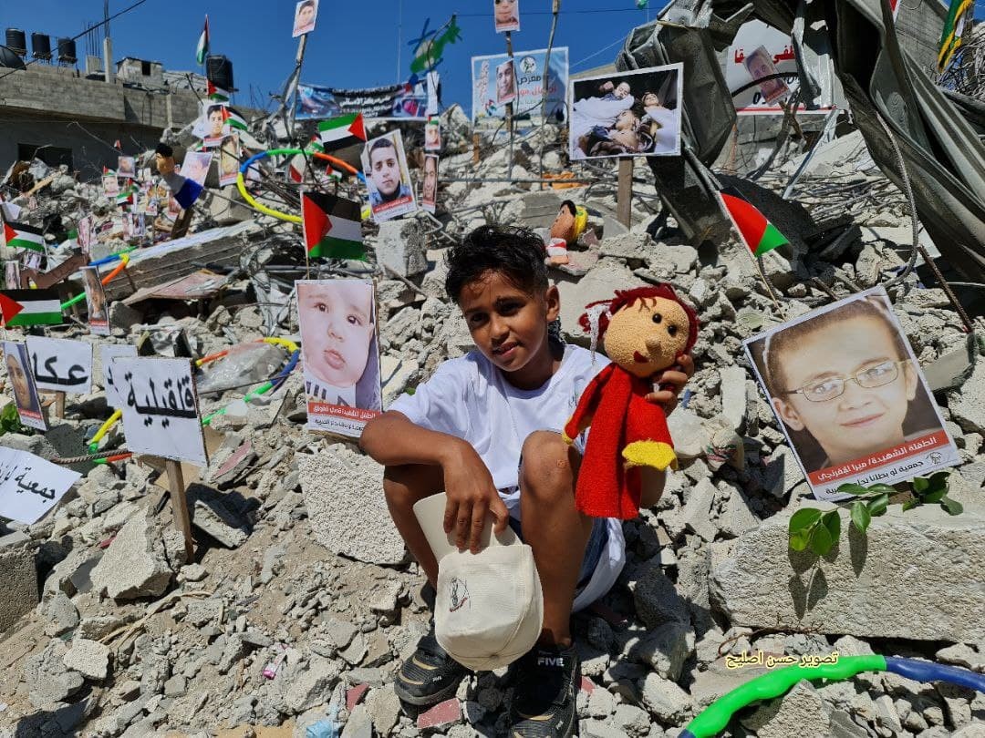 معرض صور لشهداء غزة من الأطفال والنساء من على ركام البنايات السكنية التي دمرها الاحتلال على رؤوس ساكنيها 22