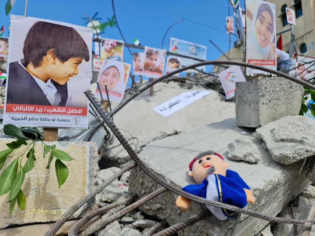 معرض صور لشهداء غزة من الأطفال والنساء من على ركام البنايات السكنية التي دمرها الاحتلال على رؤوس ساكنيها 6