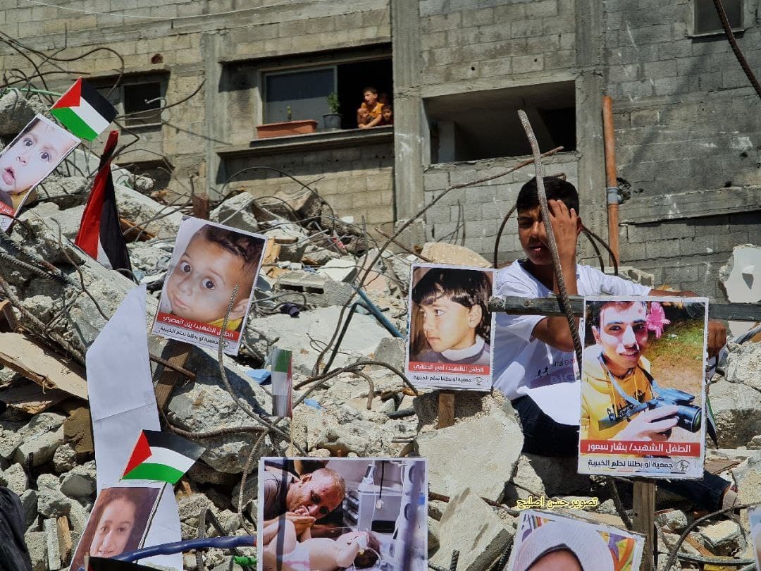معرض صور لشهداء غزة من الأطفال والنساء من على ركام البنايات السكنية التي دمرها الاحتلال على رؤوس ساكنيها 9
