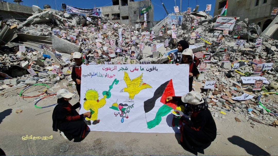 معرض صور لشهداء غزة من الأطفال والنساء من على ركام البنايات السكنية التي دمرها الاحتلال على رؤوس ساكنيها 21